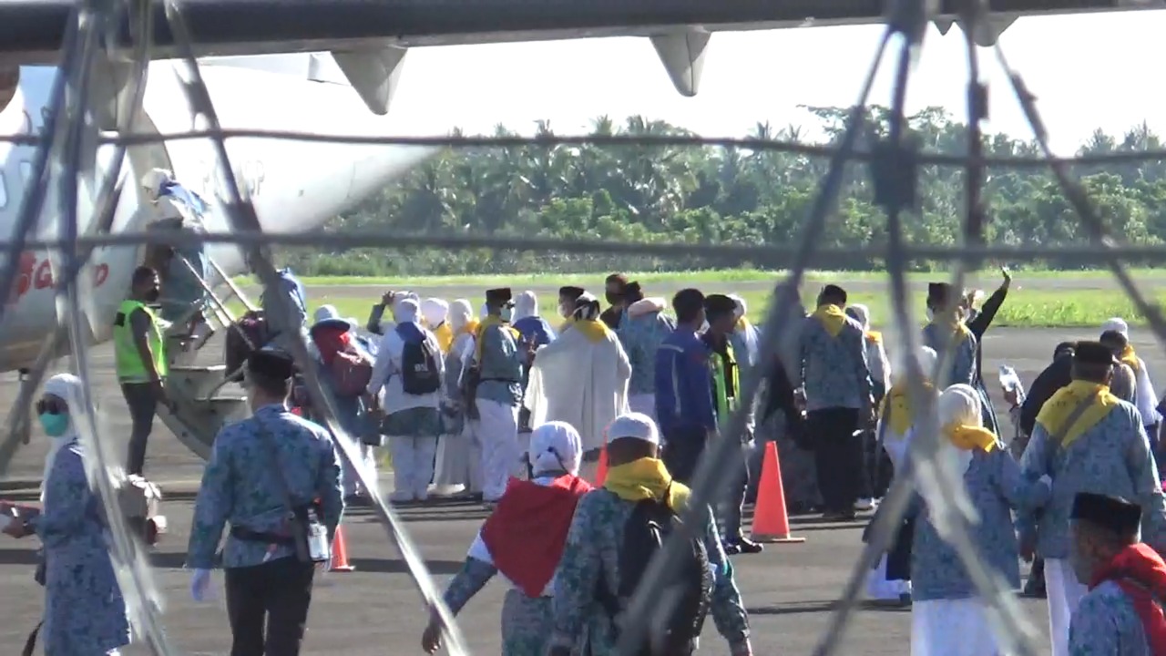 Jemaah Calon Haji asal Mamuju Berangkat ke Makassar Gunakan Wings Air