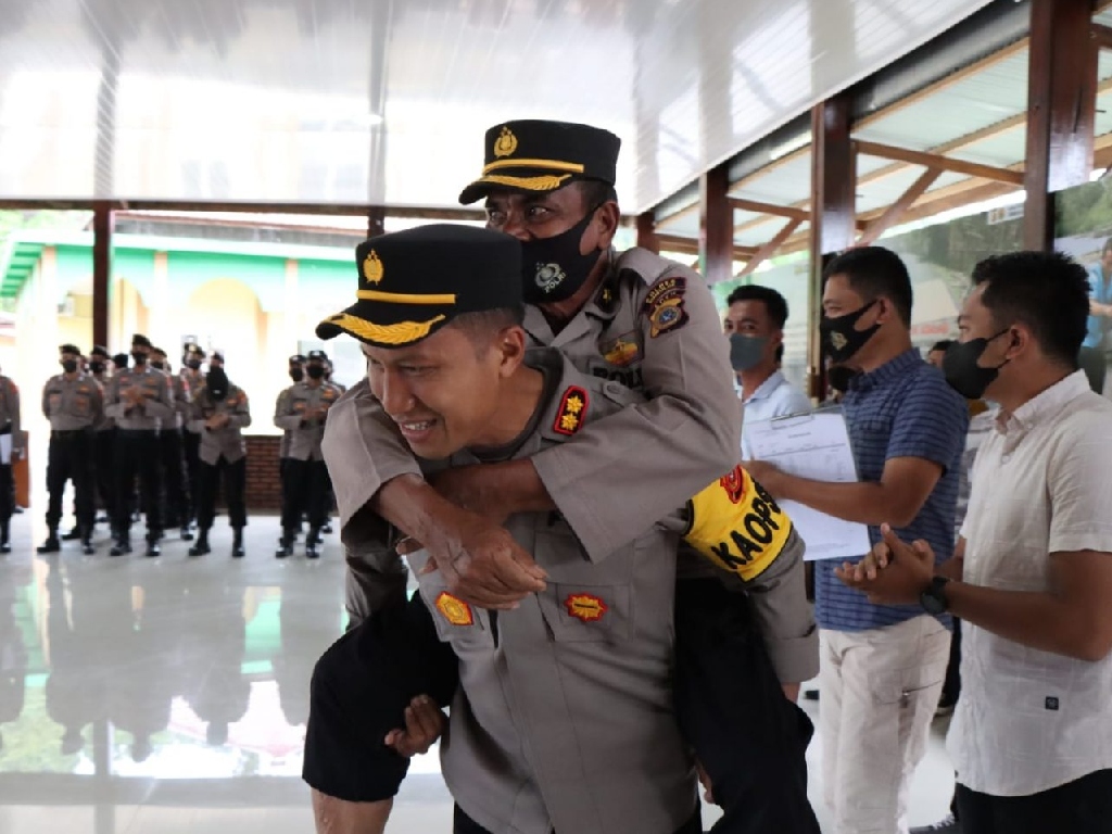 Salut, Kapolres di Aceh Gendong Anggotanya Keliling Joglo Polres