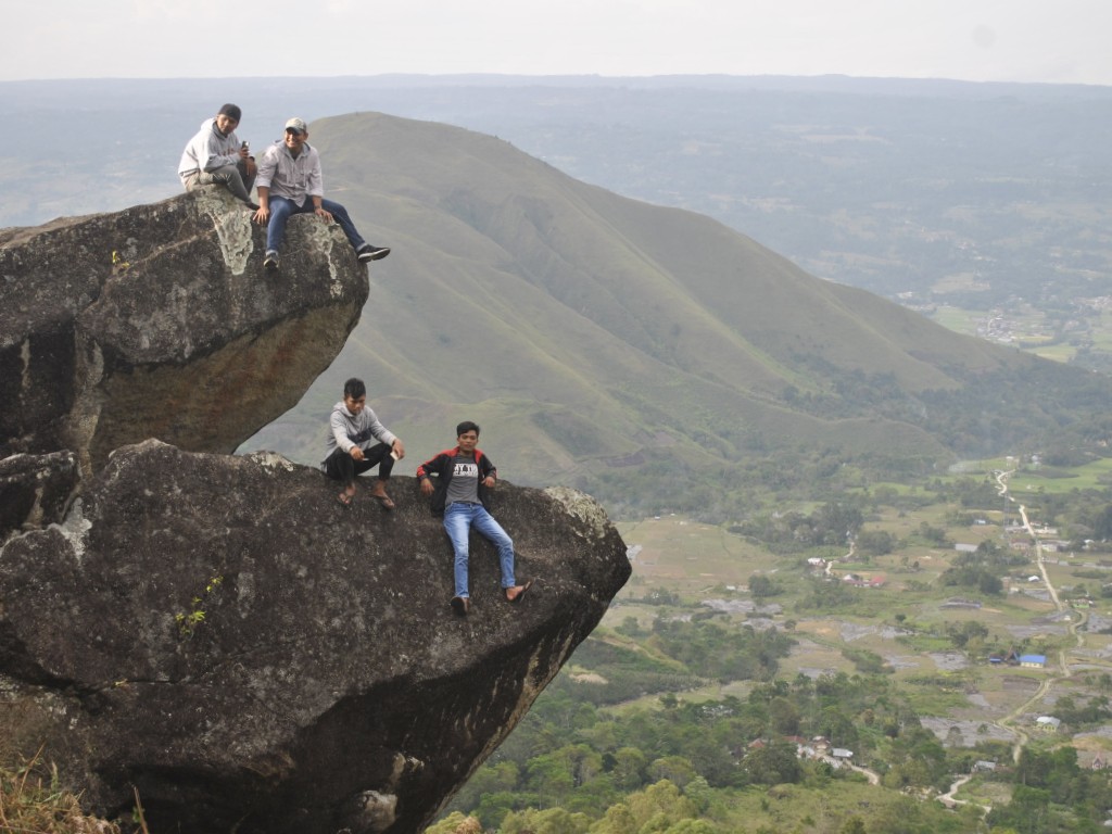 Batu Marompa, Destinasi Wisata Eksotis di Desa Tamba Dolok Kabupaten Samosir