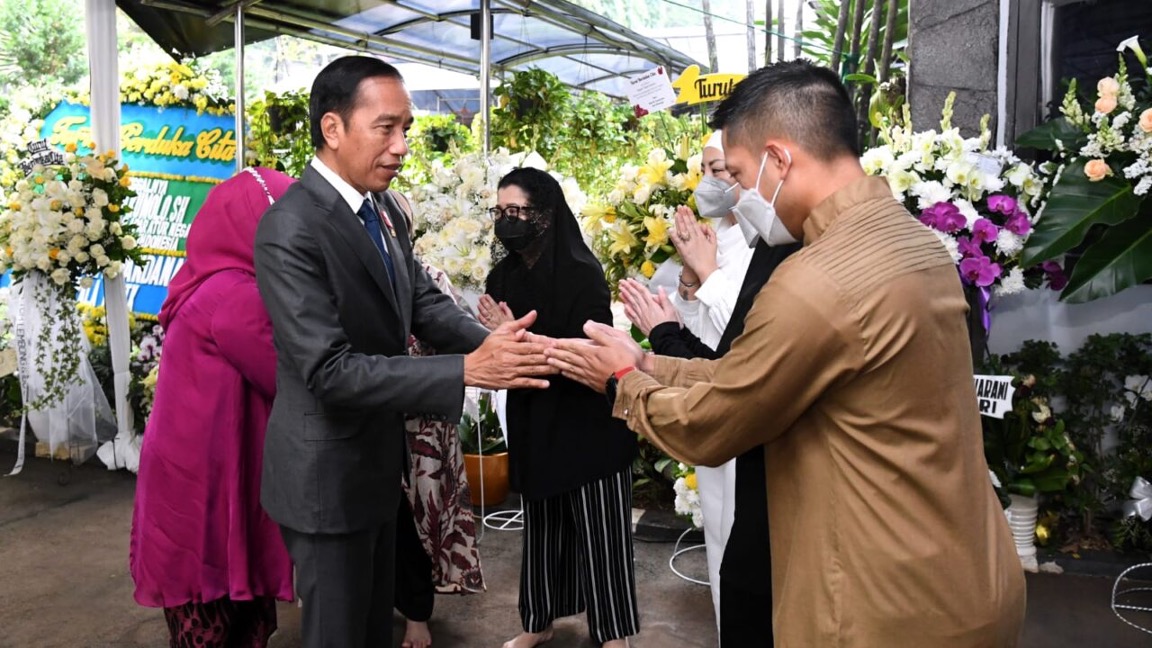 Presiden Jokowi dan Ibu Iriana Takziah ke Kediaman Tjahjo Kumolo