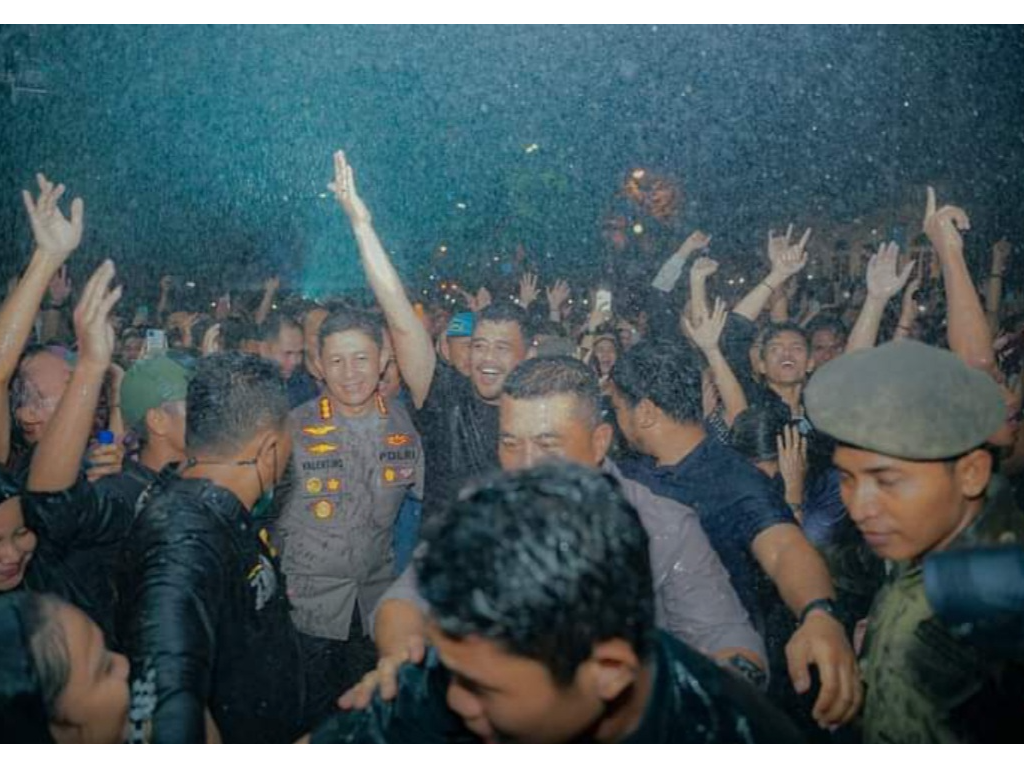 Bobby Nasution Lesehan Nonton Konser dan Basah-basahan Bersama Ribuan Warga Medan