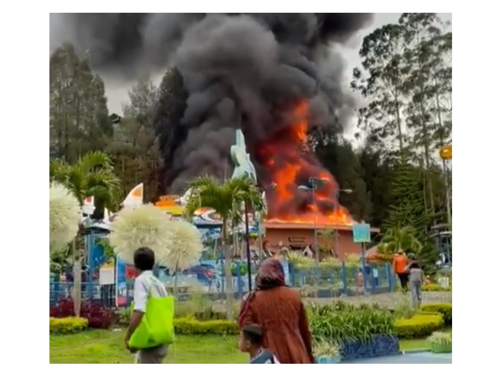 Rumah Hantu Mikie Holiday Berastagi Sumut Terbakar, Pengunjung Panik