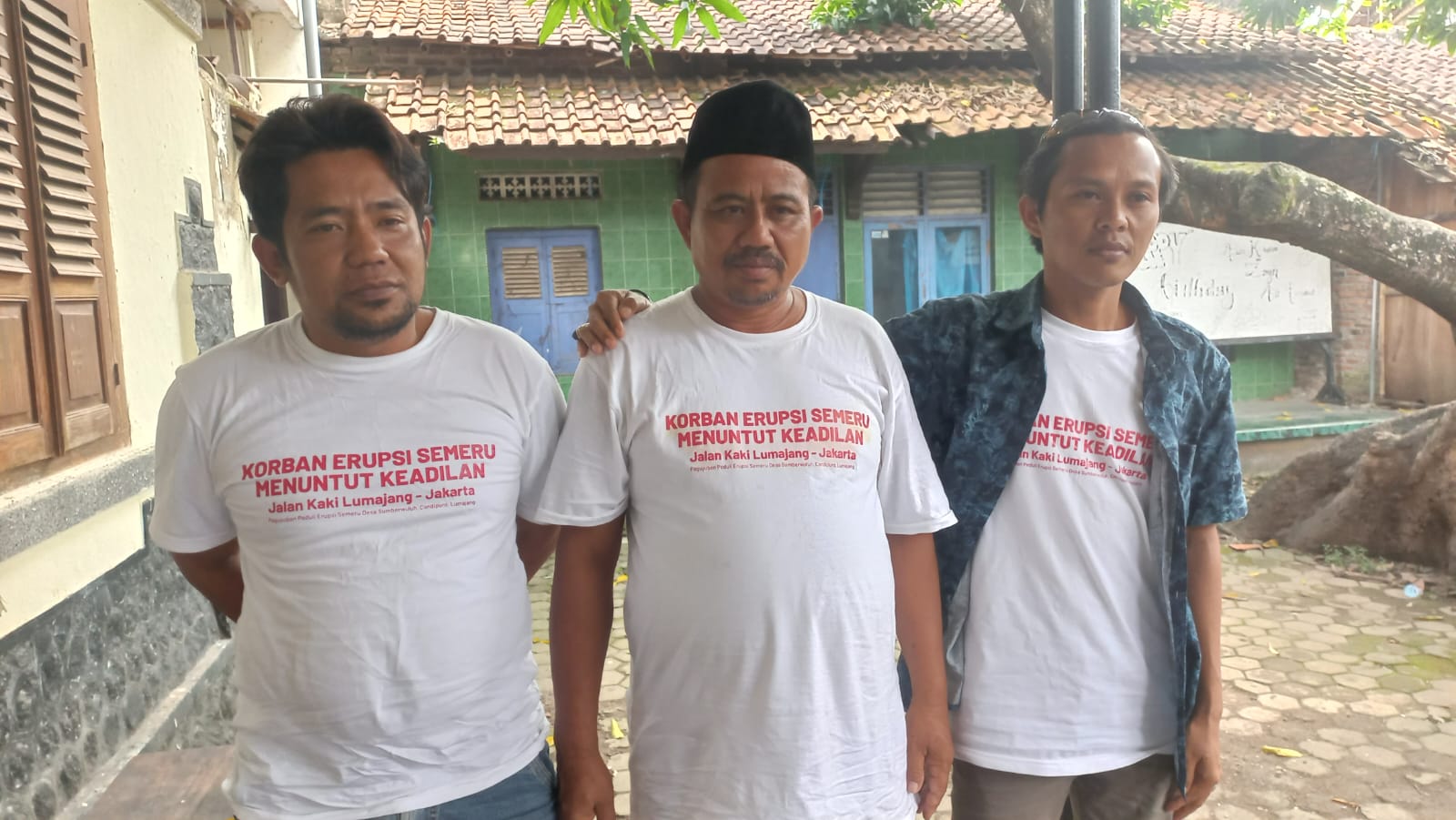 Korban Semeru Jalan Kaki Menuju Jakarta, Hendak Menemui Jokowi