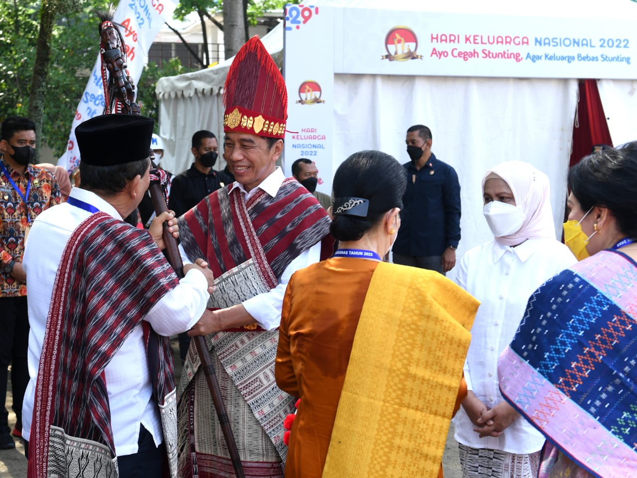 Presiden Jokowi Terima Tongkat Balehat Raja Saat Kunker ke Sumatra Utara