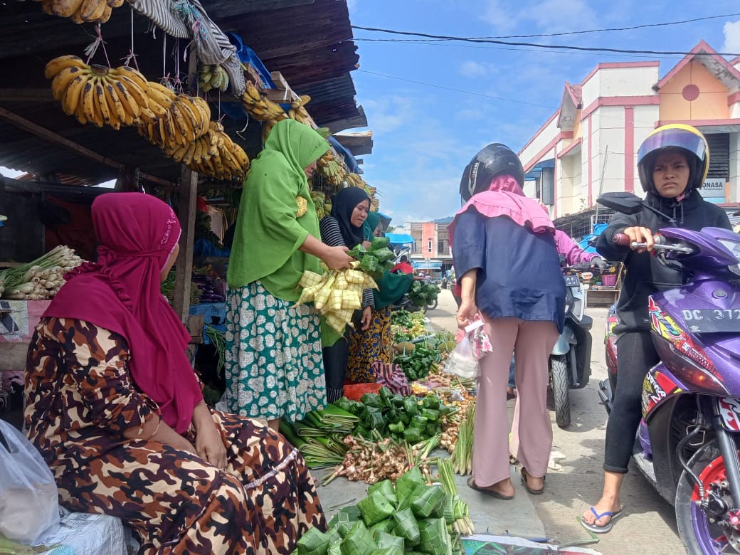 Dua Hari Jelang Lebaran Iduladha, Anyaman Ketupat Mulai Ramai di Pasar Mamuju