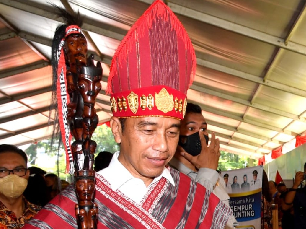 Jokowi di Sumut Pakai Tungkot Balehat Raja, Tongkat Raja-raja Batak 