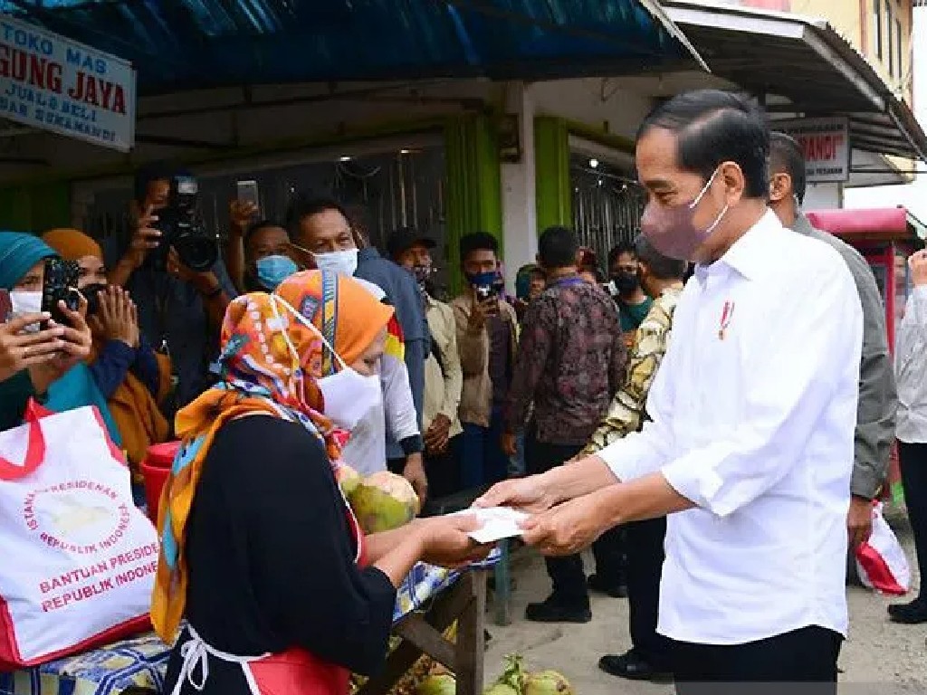 Presiden Jokowi Serahkan Bansos di Pasar Sukamandi, Subang