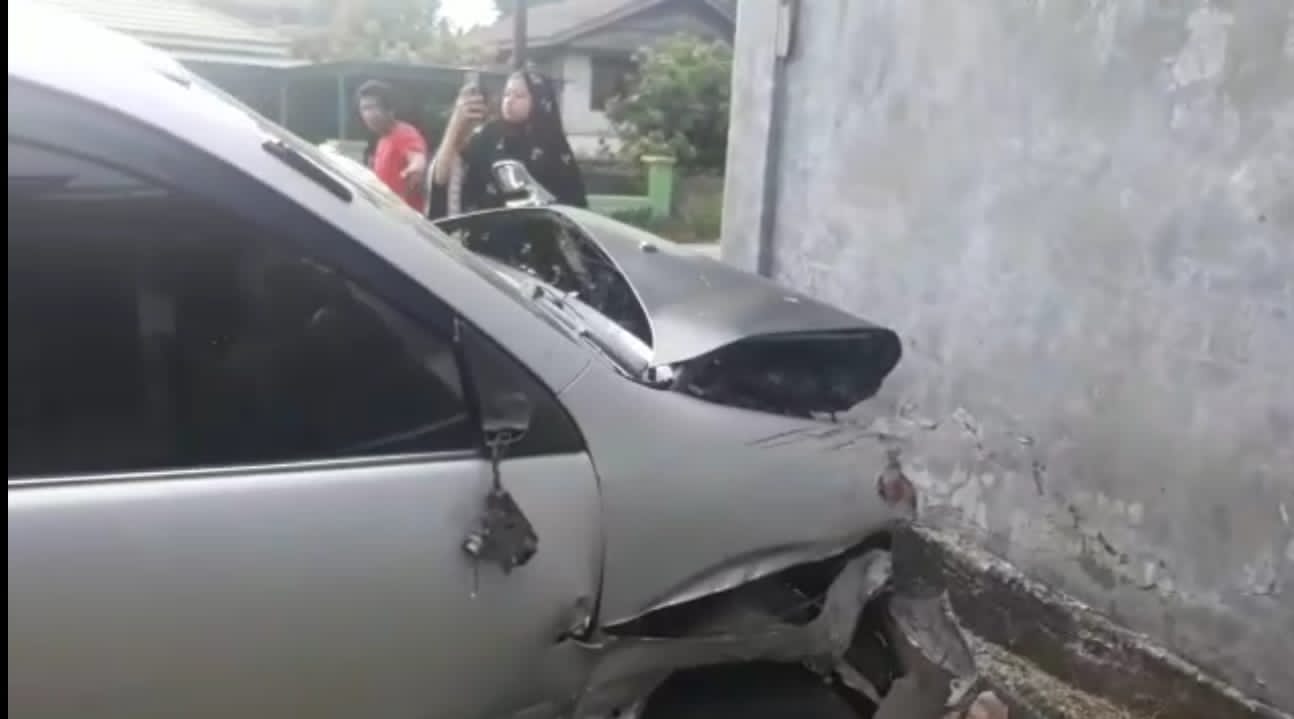 Sopir Mengantuk, Mobil Xenia di Mamuju Serempet Motor dan Pikap Lalu Hantam Tembok