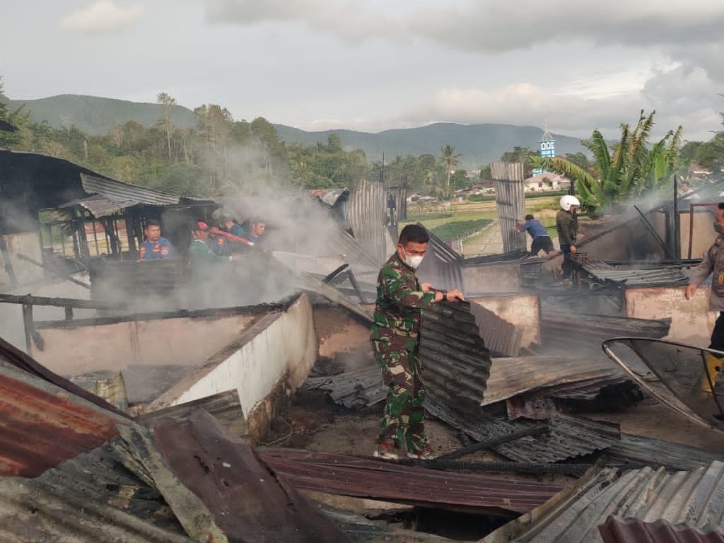 Jelang Magrib, Empat Rumah Semi Permanen Ludes Terbakar di Tarutung Taput