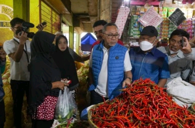 Tinjau Pasar Rakyat Cirebon, Zulhas: Sejumlah Harga Terpantau Turun dan Stabil