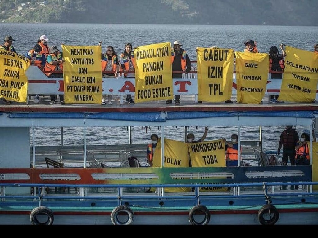 Greenpeace dan KSPPM Bentang Spanduk Raksasa di Perairan Danau Toba