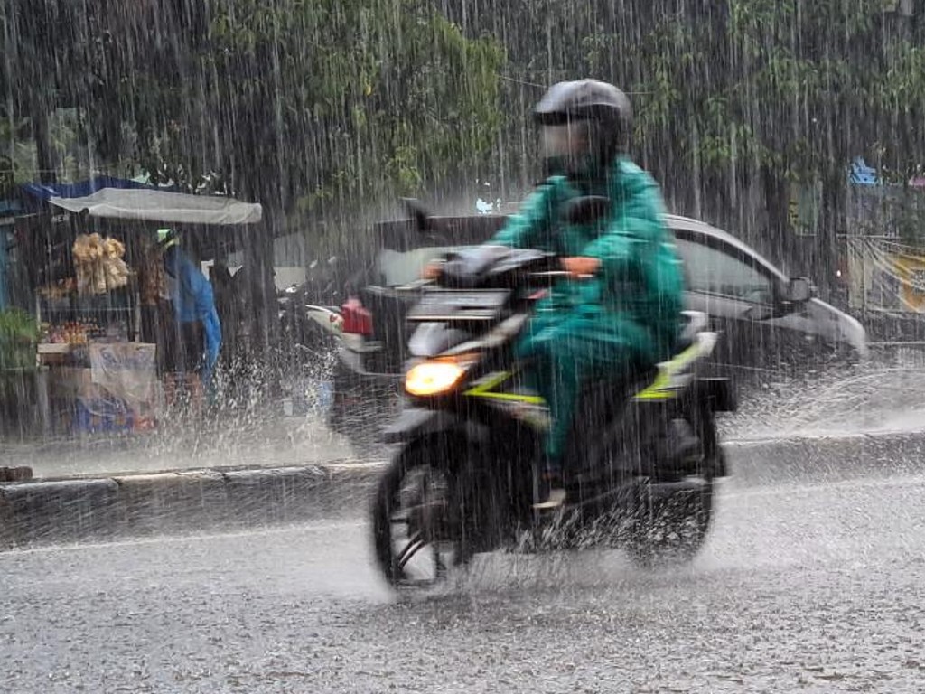 BMKG: Waspada Hujan Lebat Disertai Petir dan Angin Kencang di Sulbar Besok