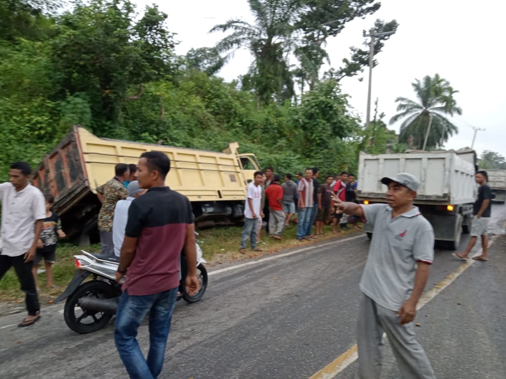Dump Truck Laga Kambing di Abdya, Sopir Alami Bocor Kepala dan Sempat Tak Sadarkan Diri