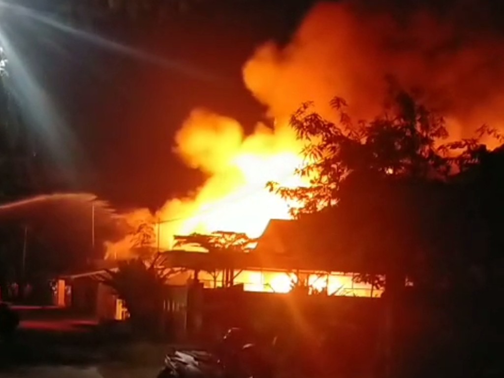 Rumah Milik Anggota Polisi di Polman Hangus Dilahap Api