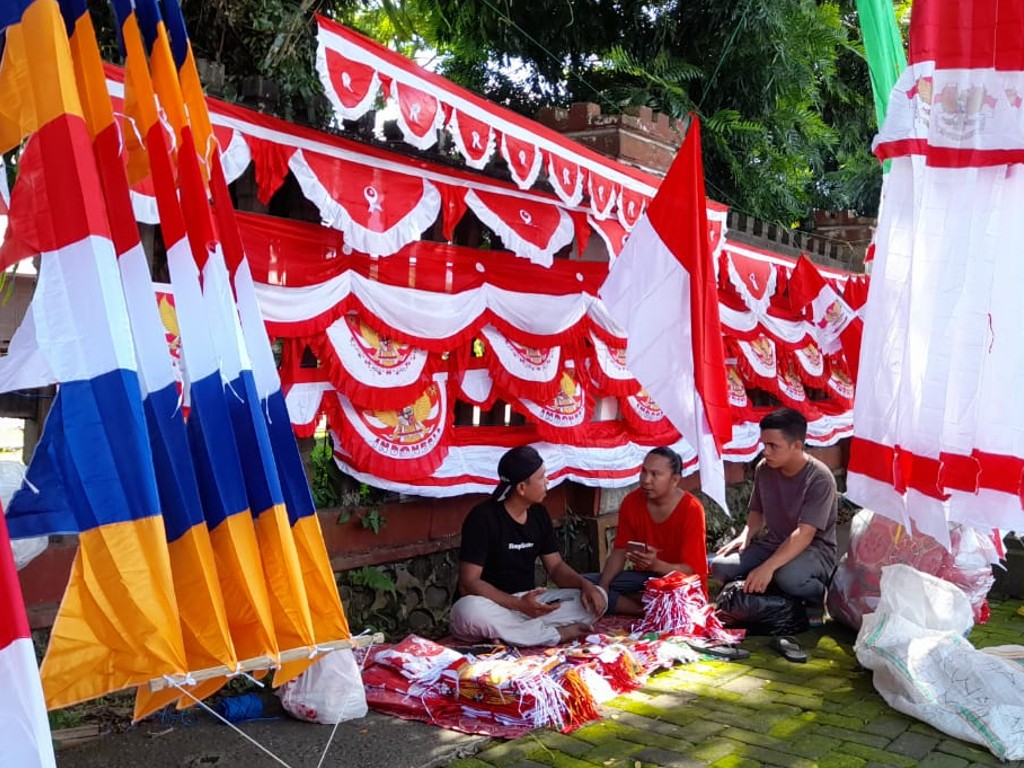 Jelang Peringatan Hari Kemerdekaan, Pedagang Pernak Pernik Mulai Ramai di Mamuju