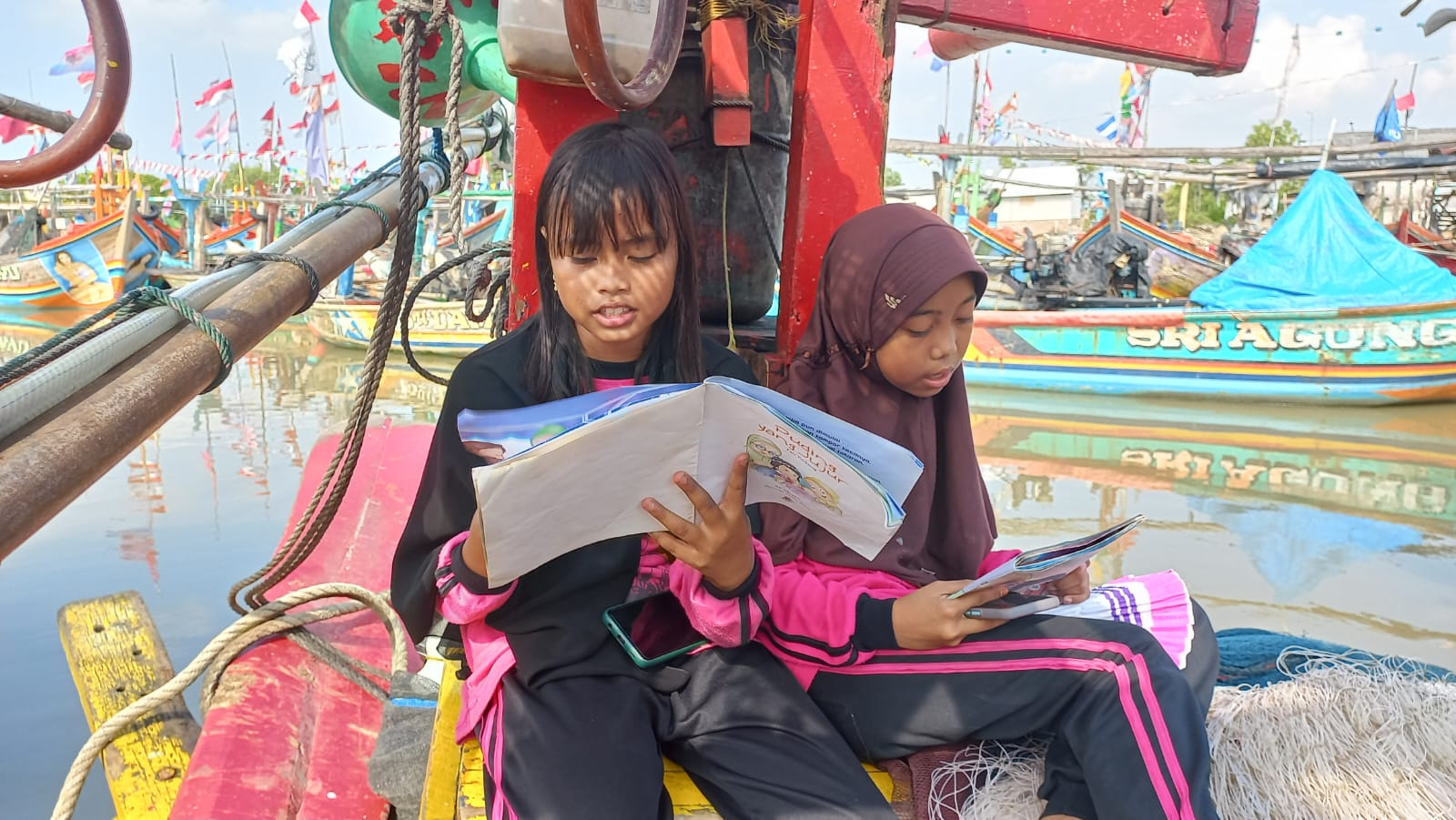 HAN 2022, Anak Pesisir Cirebon Pilih Baca Buku Diatas Perahu