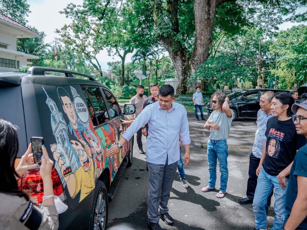 Bertemu Slank di Medan, Bobby Nasution Pamer Mobil Dinasnya yang Dimural