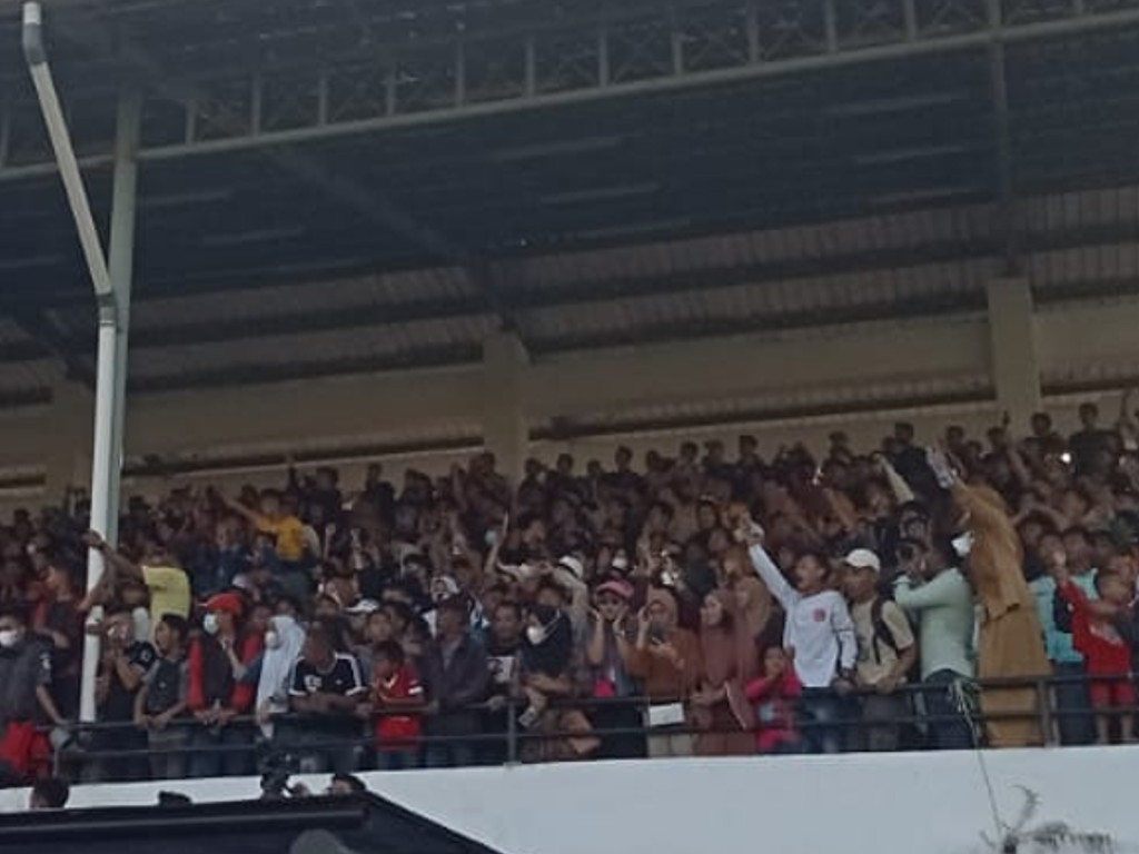 Penonton Membludak Saksikan Latihan PSM Makassar di Stadion Kalegowa
