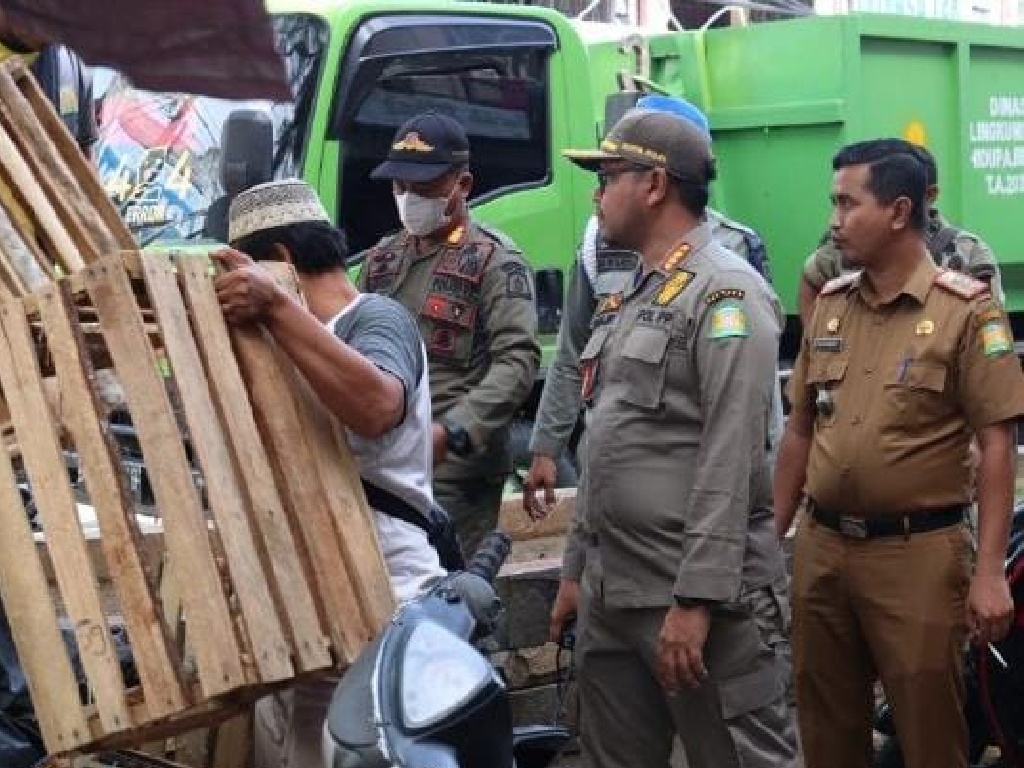 Dinilai Membahayakan, Satpol PP-WH Aceh Besar Tertibkan Pedagang