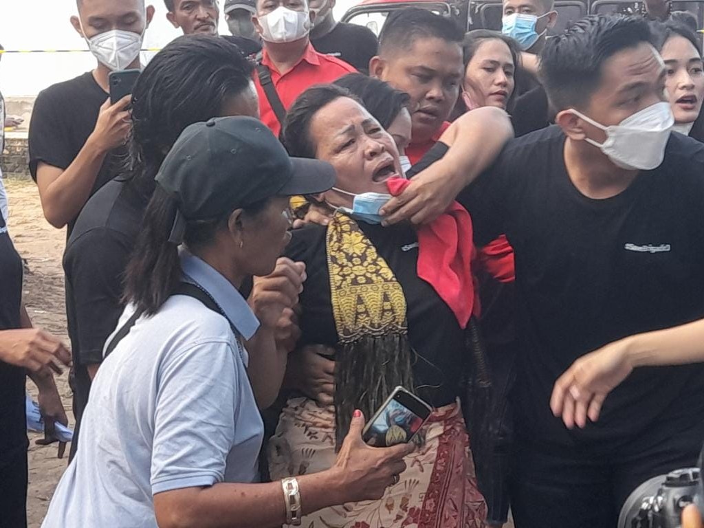 Tangis Ibunda Brigadir Yosua Pecah: Pak Presiden Jokowi Tolong Kami