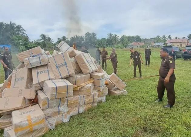 Rokok Ilegal asal Vietnam Senilai Rp 3,5 Miliar Dimusnahkan di Aceh