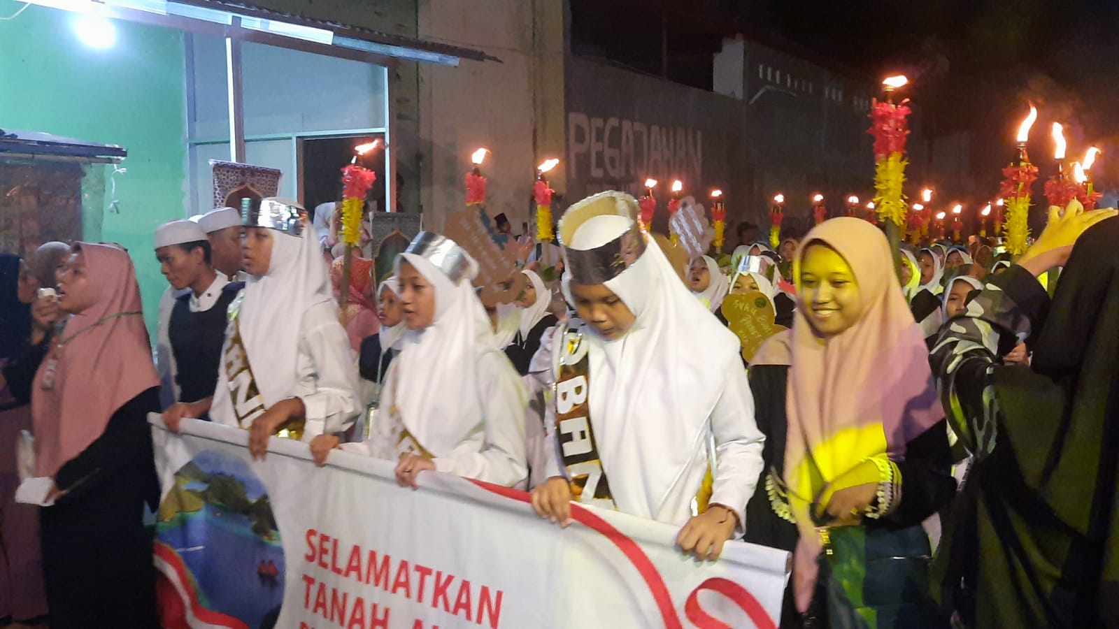 Sambut Tahun Baru Islam, Ratusan Santri Ponpes Jagasatru Cirebon Gelar Pawai Obor