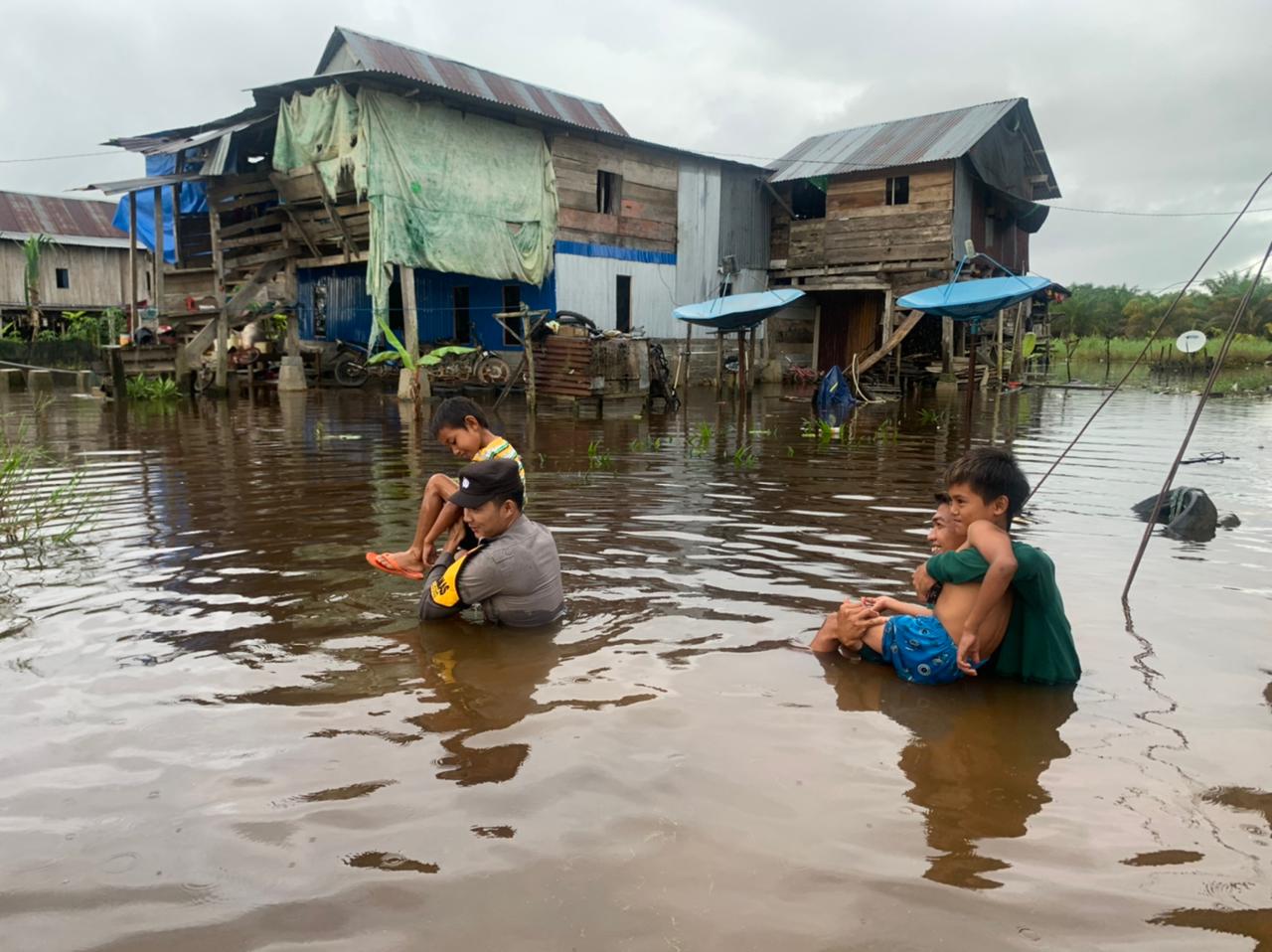 Banjir Melanda Wilayah Budong-Budong Mateng Hingga Sedalam Satu Meter