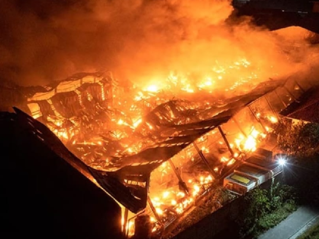 Gudang Terbakar di Aceh, Tiga Personel Damkar Dilarikan ke Rumah Sakit