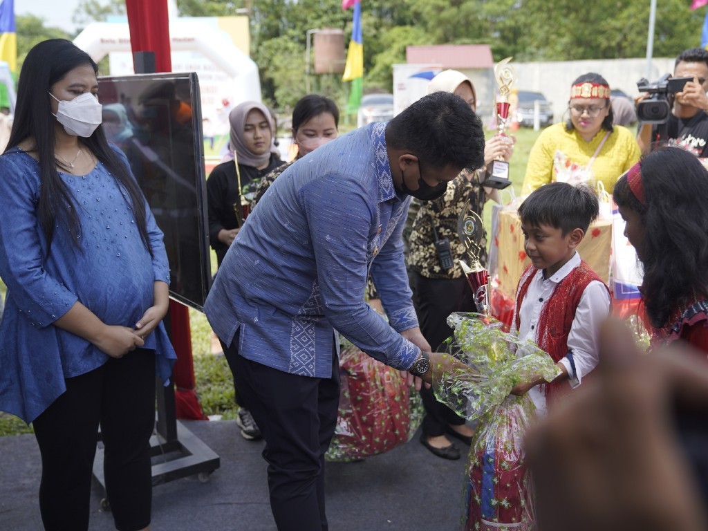 Bobby Nasution Bagi-bagi Hadiah di Medan, Anak-anak Senang