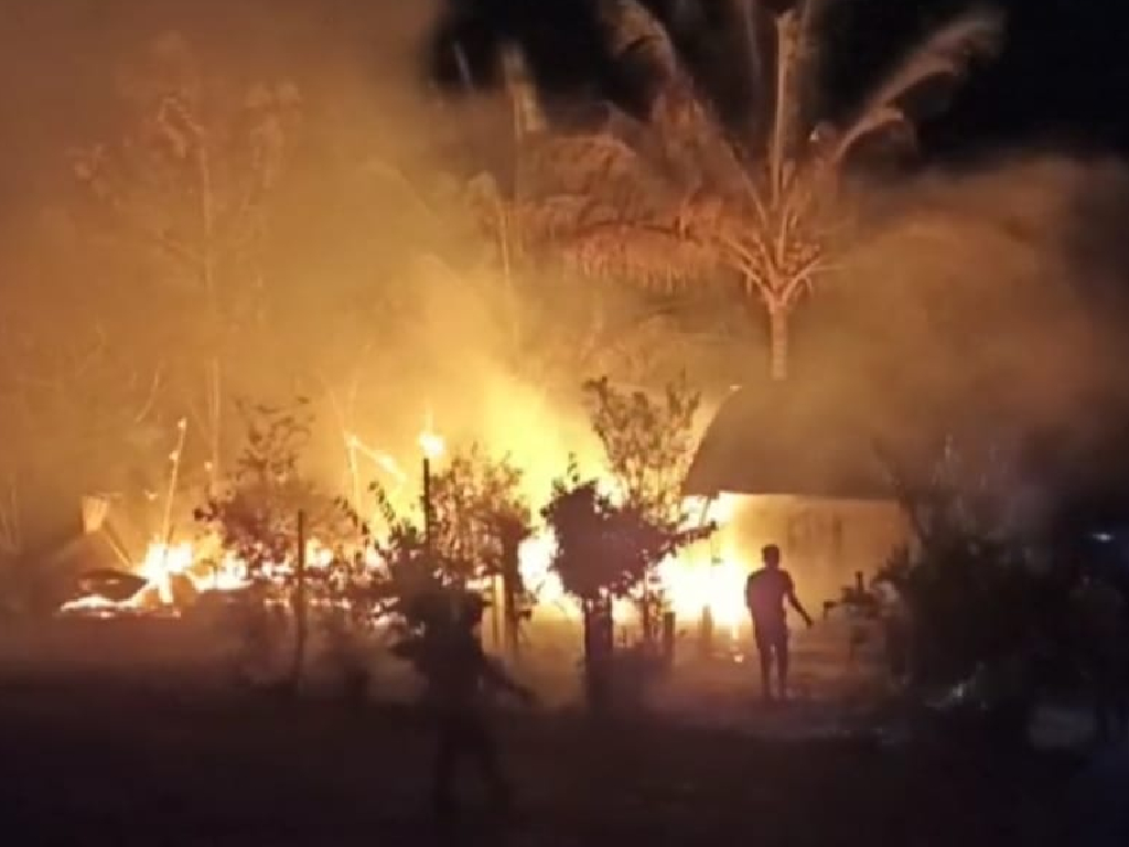 Api Lahap 4 Rumah Semi Permanen di Pesantren Manyang Puskiyai Aceh