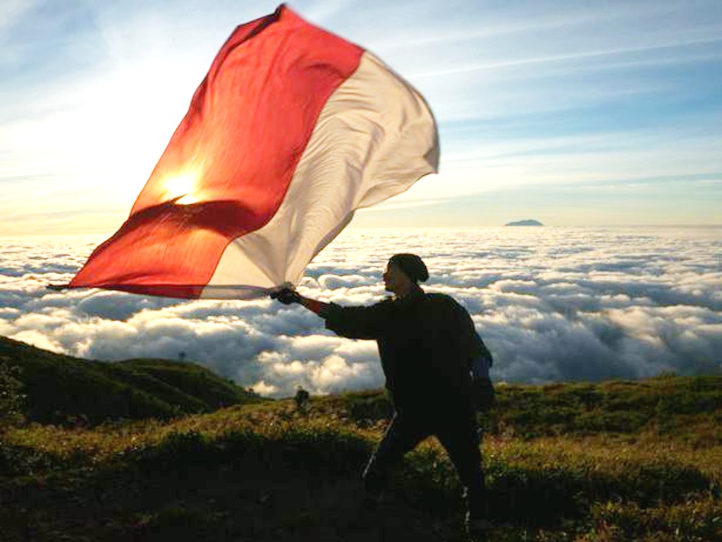 Momen Spesial Kibar Merah Putih di 5 Puncak Gunung, Nomor 4 Bikin Jatuh Hati