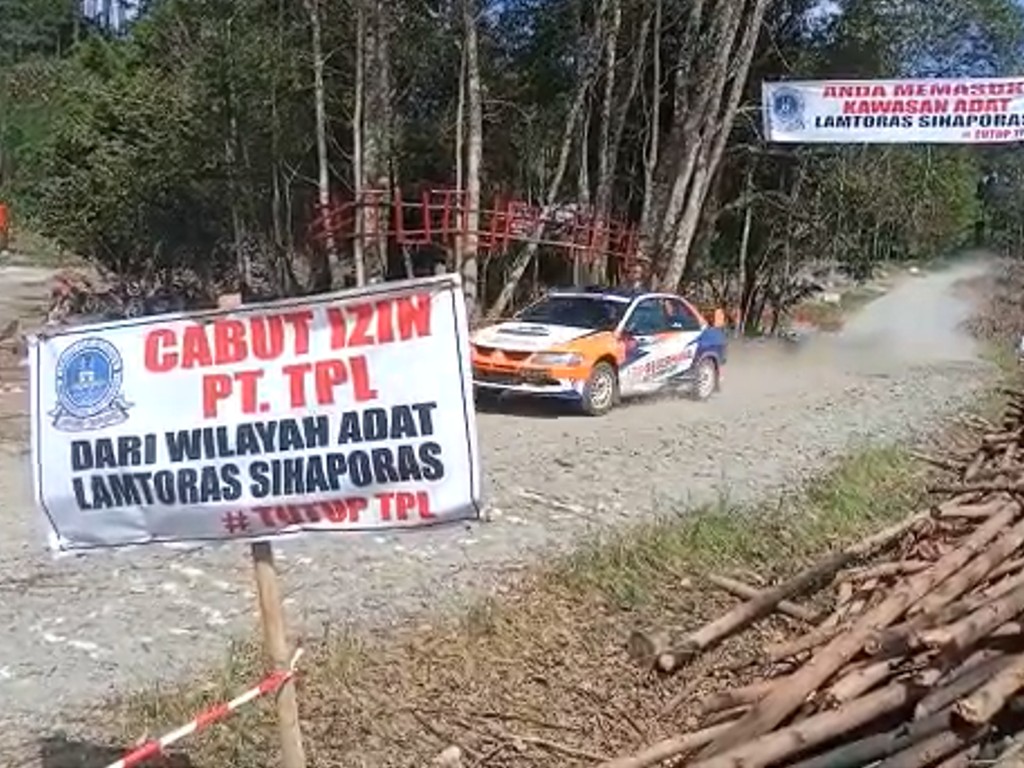 Para Pereli di Danau Toba Kejurnas Rally 2022 Disuguhi Spanduk Tutup PT TPL
