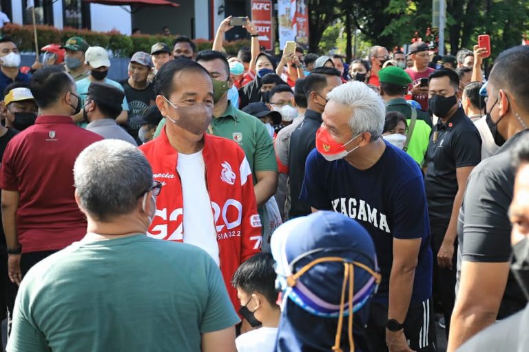 Momen Kebersamaan Jokowi dan Ganjar Olahraga Bareng di CFD Solo