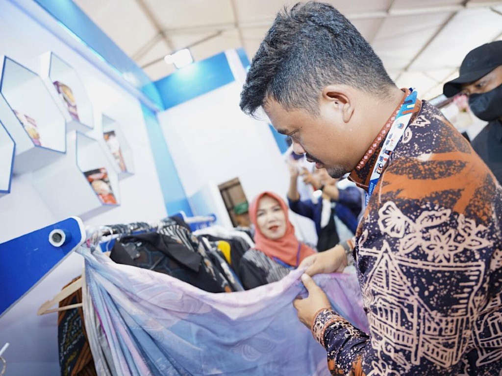 Datang ke Rakernas Apeksi di Padang, Bobby Nasution Borong Produk UMKM