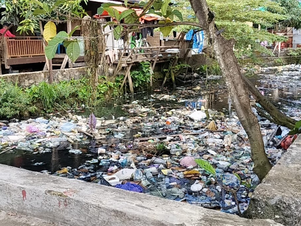 Terkesan Dibiarkan, Kanal di Mamuju Jorok, Jadi Tempat Pembuangan Sampah