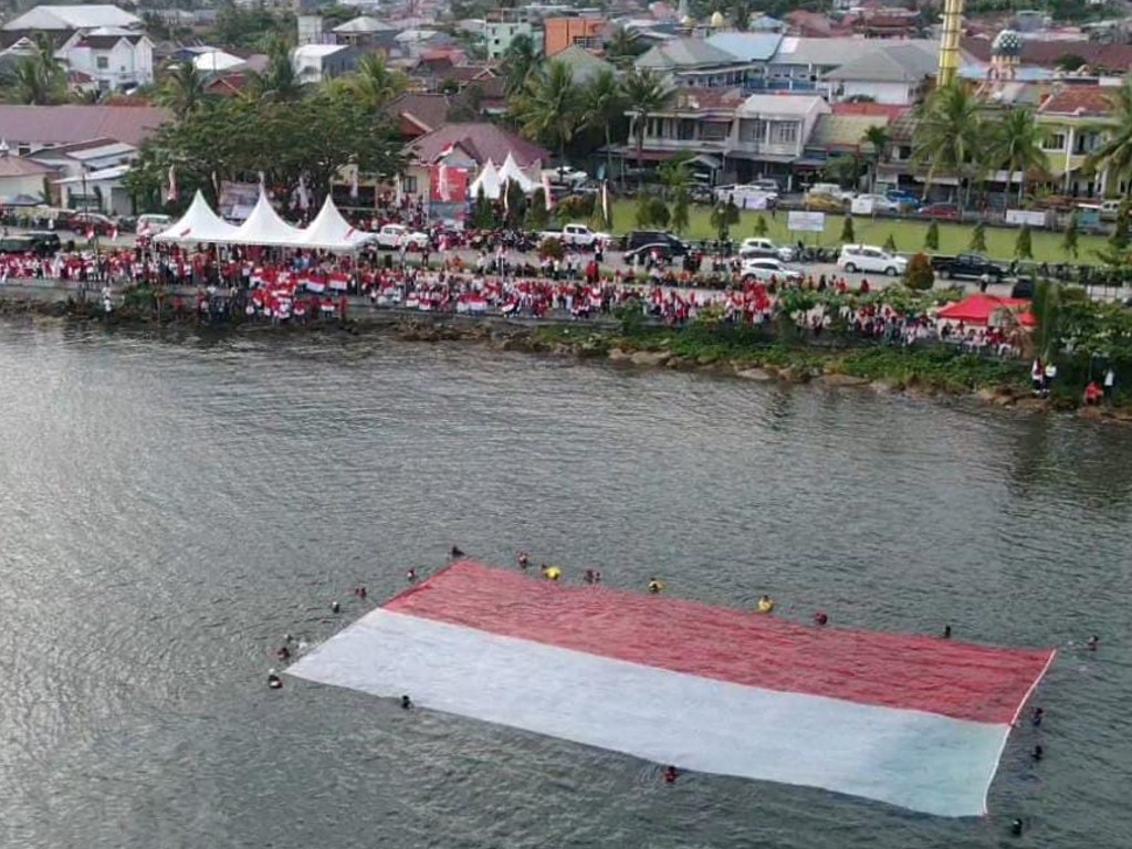 Pangkalan TNI AL Mamuju Kibarkan Merah Putih Raksasa di Permukaan Laut
