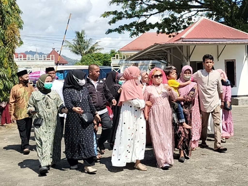 Sebanyak 166 Jemaah Haji asal Sulbar Tiba di Mamuju, Disambut Tangis Haru Keluarga