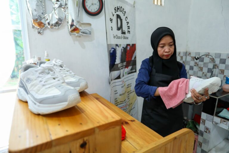 Ibu 2 Anak Berhasil Jalankan UMKM Jasa Cuci Sepatu, Berkat Lapak Ganjar