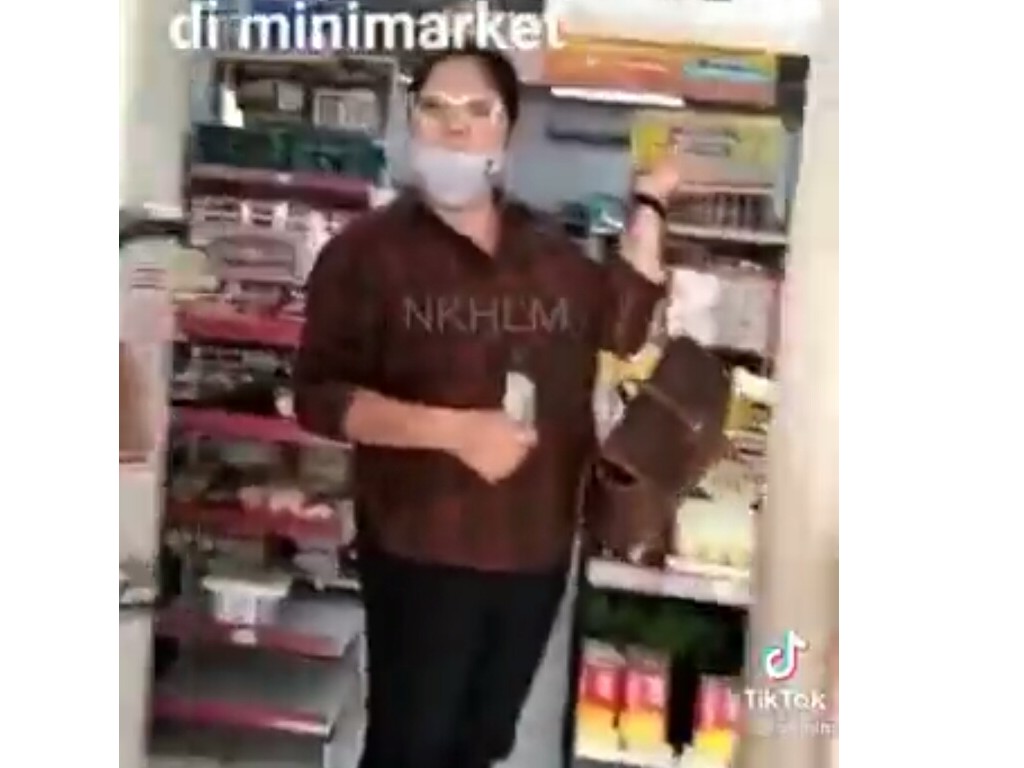 Lagi Banyak Beban, Mariana Ahong Tak Sadar Masukkan Cokelat Alfamart ke Tas