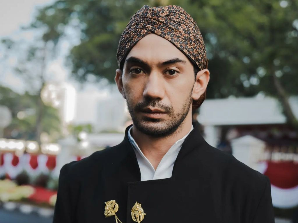 Kenakan Busana Jawa di Istana Negara, Reza Rahadian Trending Topic di Twitter