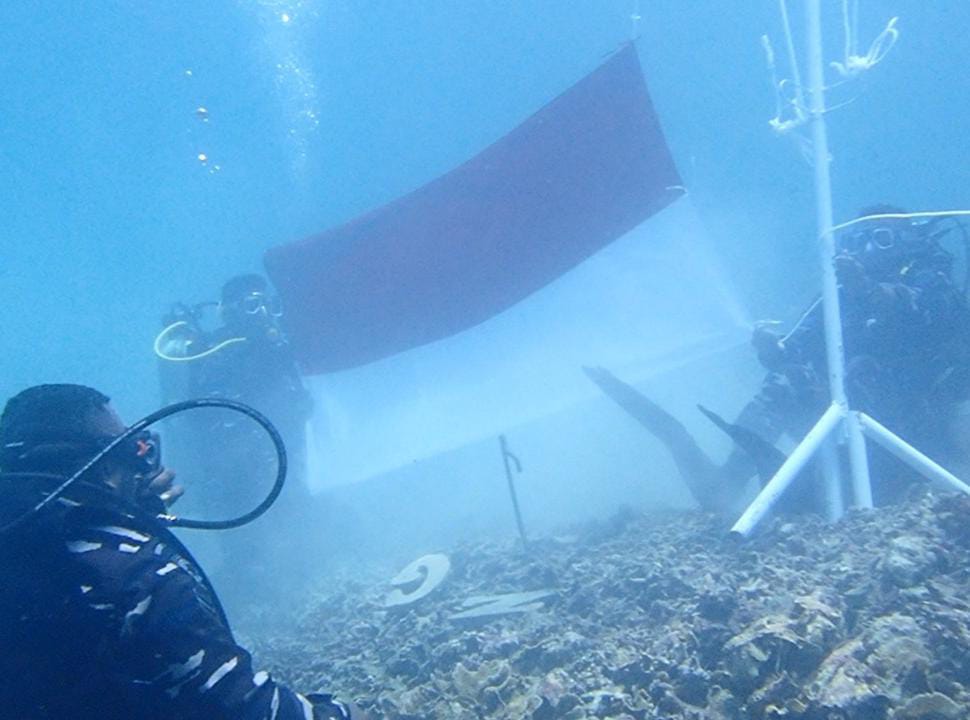 HUT RI ke 77, Lanal Kibarkan Bendera Merah Putih di Bawah Laut Mamuju
