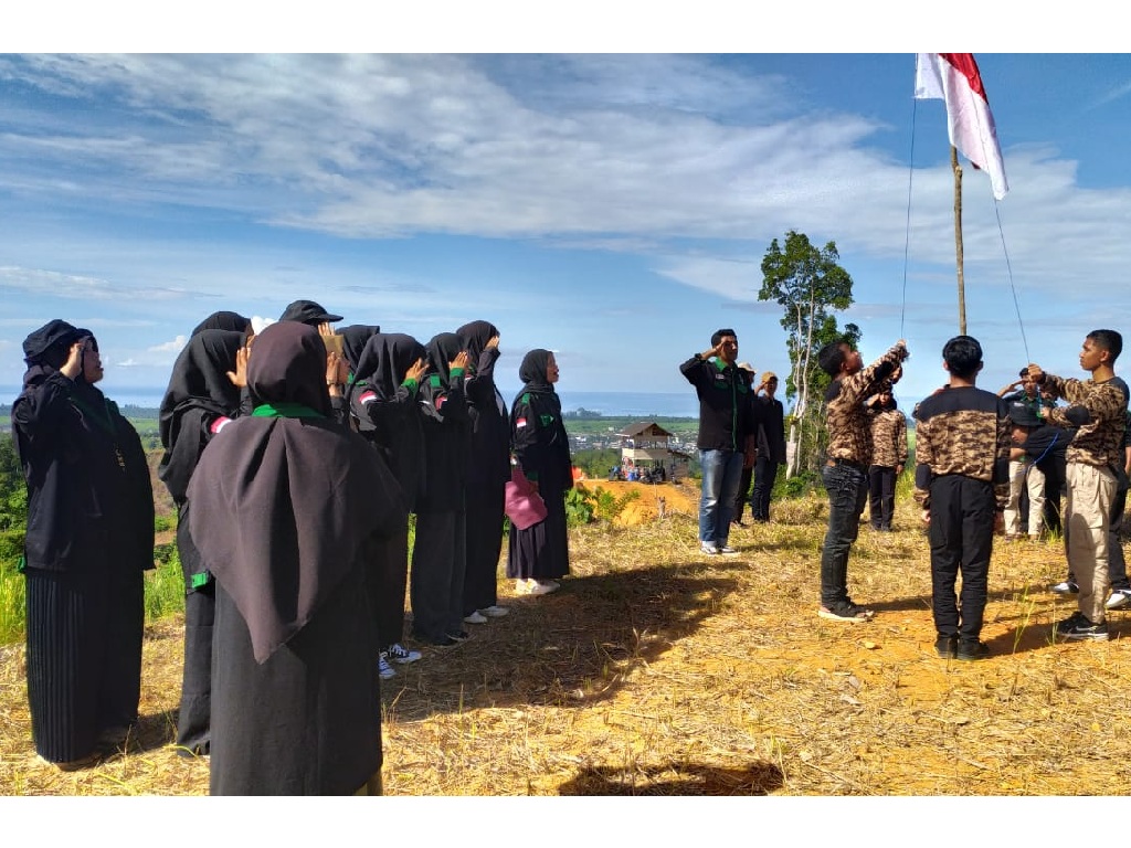 HUT ke-77 RI, HMI dan Pramuka Abdya Kibarkan Bendera di Puncak Gunung