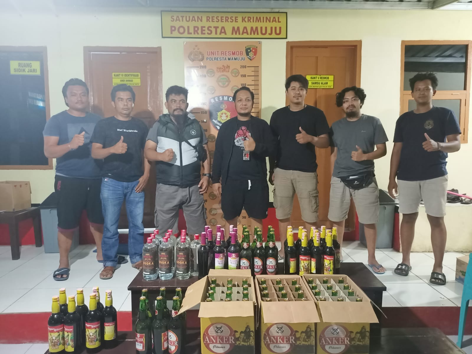 Polisi Sita Ratusan Botol Miras di Mamuju Sulawesi Barat