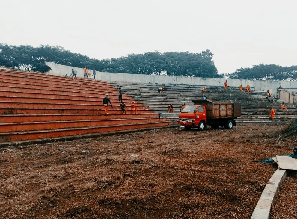 Dikritik Akmal, Akhirnya Stadion Manakarra Mamuju Sulawesi Barat Dibersihkan