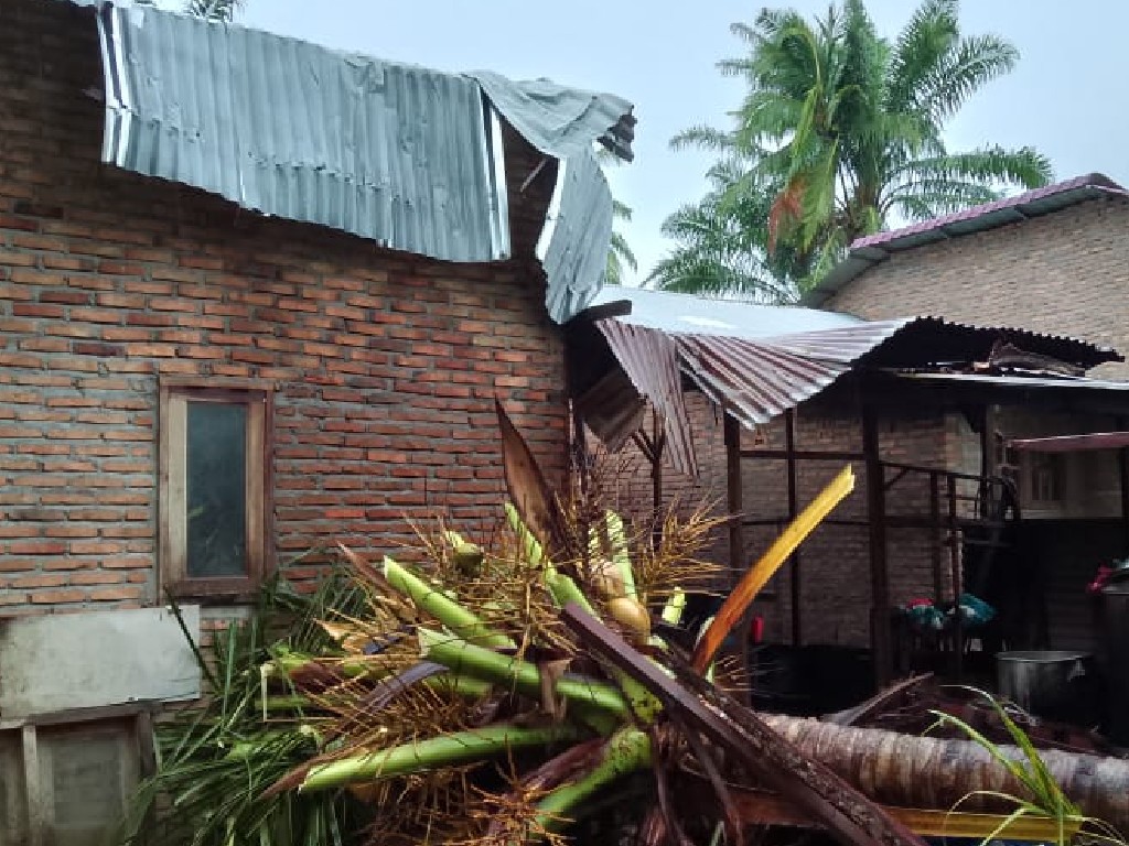 Angin Puting Beliung Mengamuk di Serdang Bedagai, 14 Rumah Porak Poranda