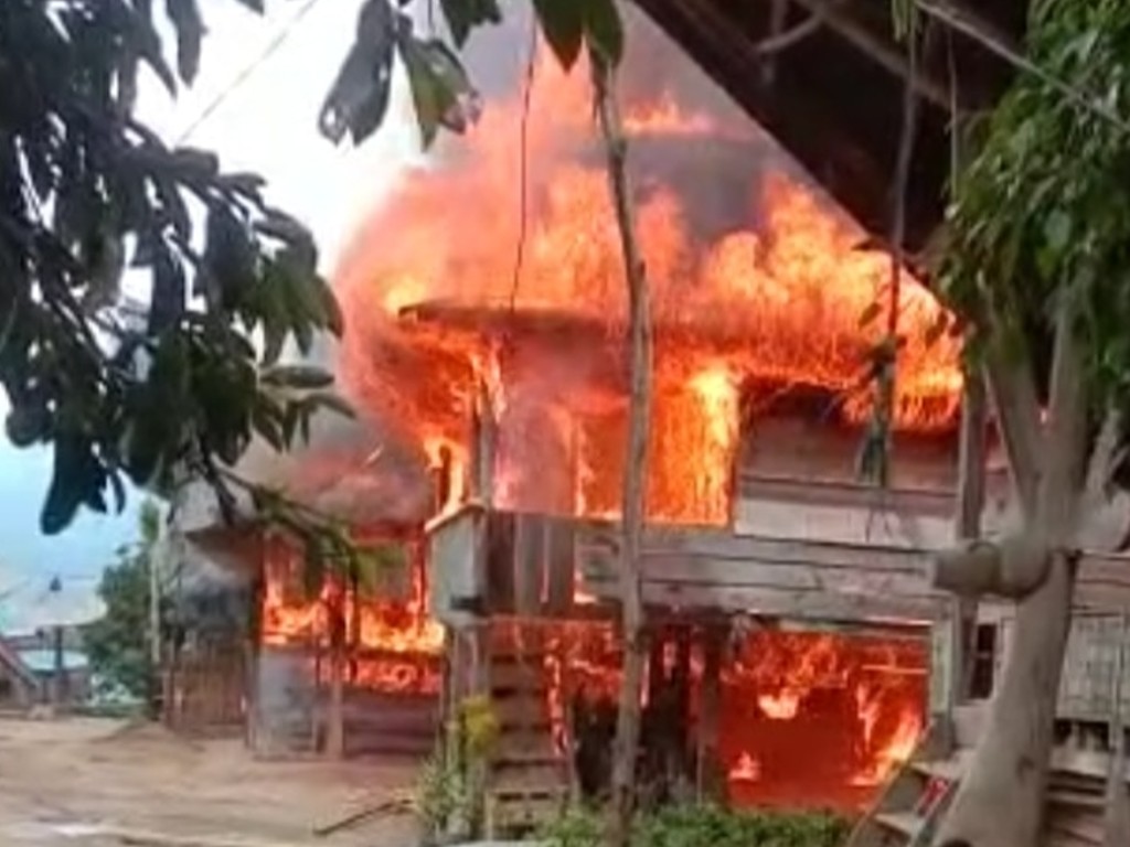 Ditinggal Pemiliknya, Lima Rumah Warga Mamasa Hangus Dilalap Api