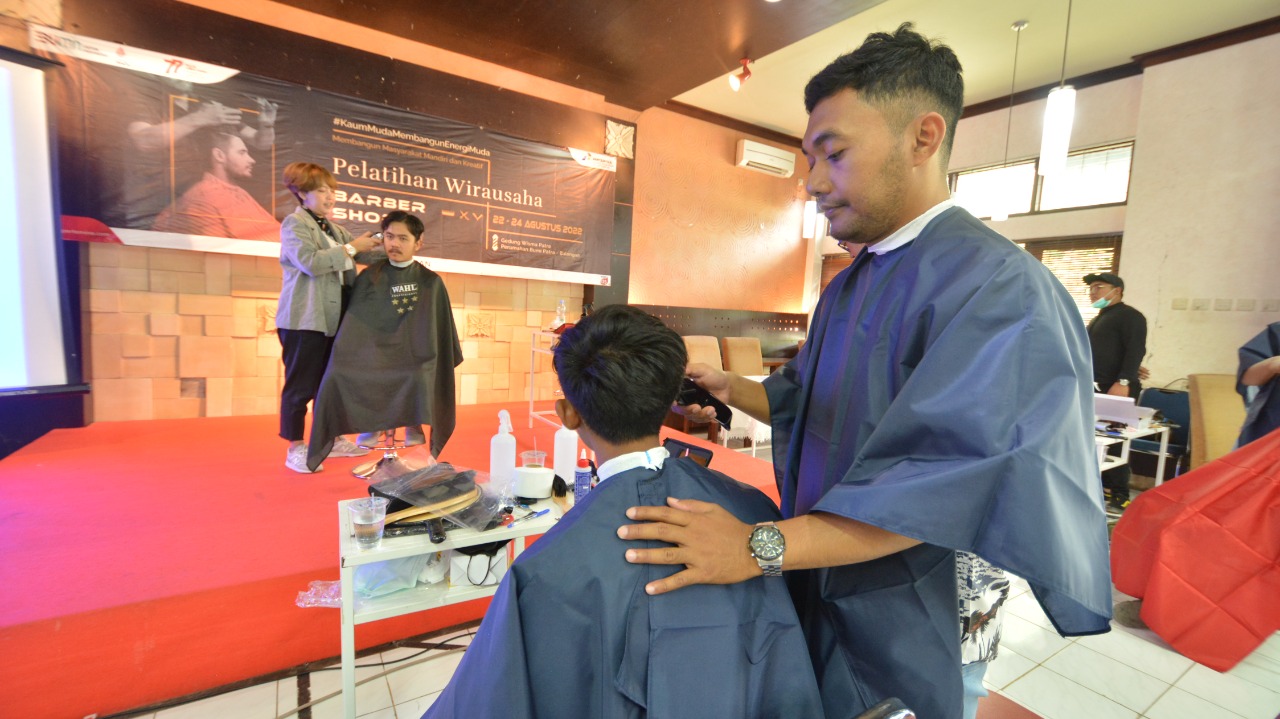 Bekali Pemuda Keterampilan Pangkas Rambut, Pertamina RU VI Gelar Pelatihan Barbershop