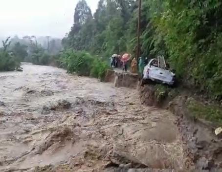 Sungai Ralleanak Mamasa Kembali Meluap, Satu Mobil Nyaris Terseret