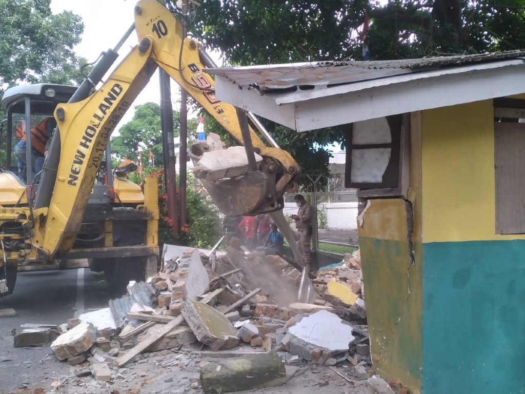 Tim Gabungan Satpol PP Medan Bongkar Bangunan Berdiri di Atas Drainase