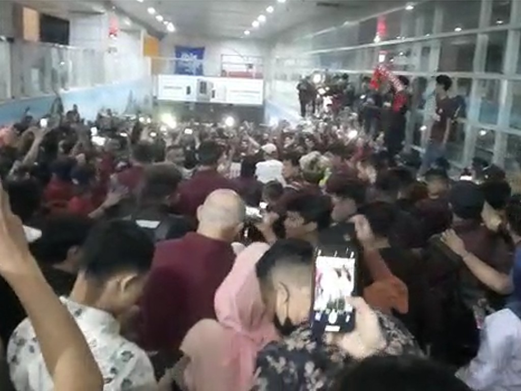 Ribuan Suporter Jemput Pemain PSM di Bandara Hasanuddin Makassar